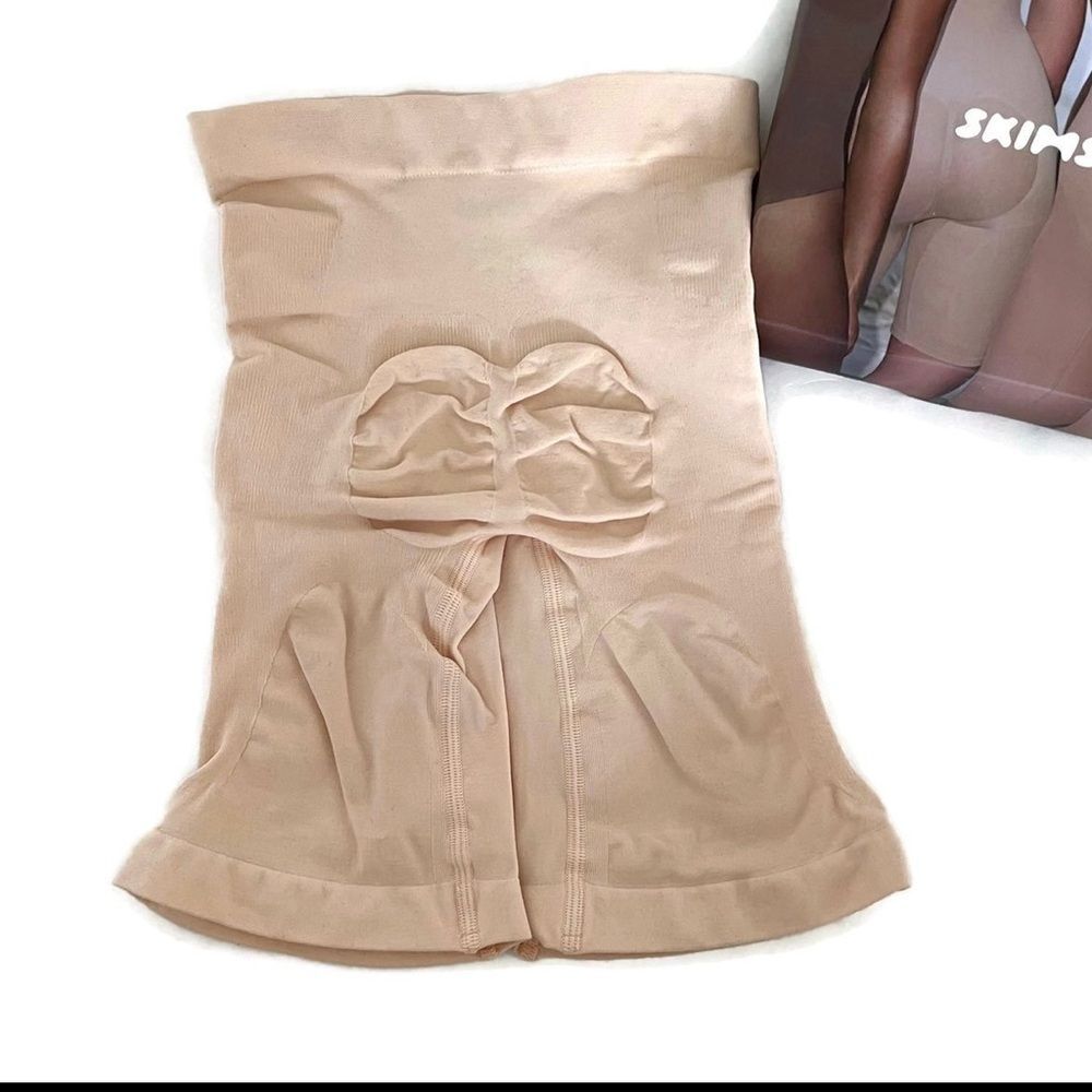 Skims SCULPTING SHORT MID THIGH W/ OPEN GUSSET